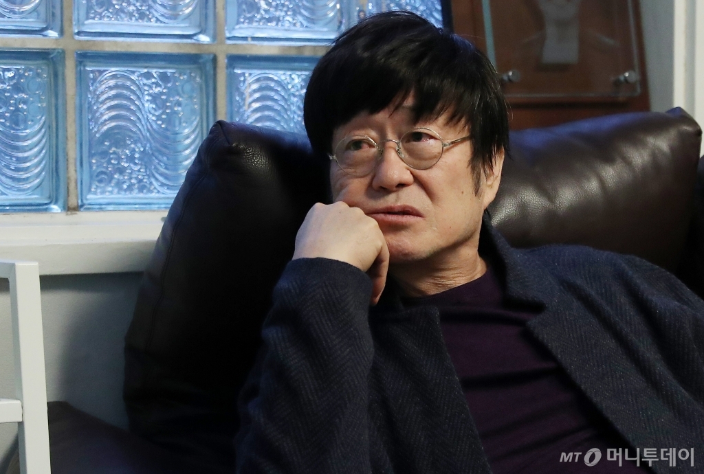 시간에 대한 그의 정의는 수록곡 '시간'에서 현실적 사랑을 얘기하고, 타이틀곡 '노인의 벤치'에서 동화 속 사랑을 그린다. 시간의 문은 그렇게 미래로 가거나 과거로 회귀할 만큼 뒤엉켜있다. /사진=김휘선 기자