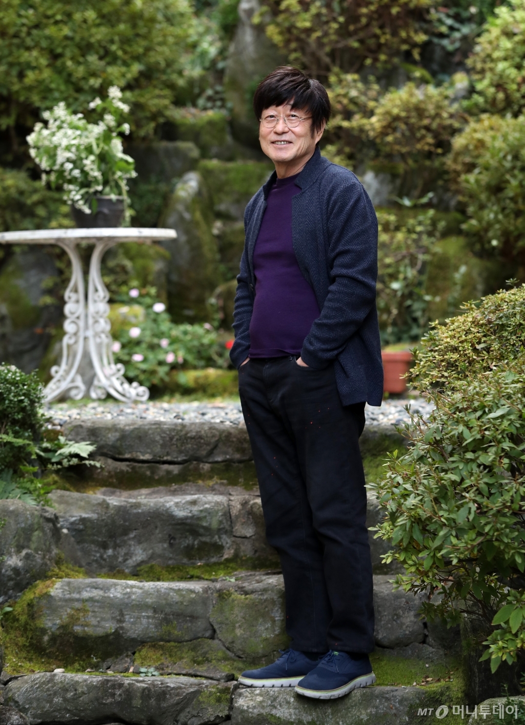 37년만의 솔로 음반 '문'에서 김창완은 '맨발로 걷는 음악 산책' 같은 느낌으로 수록곡 대부분을 단 한번에 녹음하는 등 어색함이나 실수조차 '날 것'의 재료로 사용했다. /사진=김휘선 기자