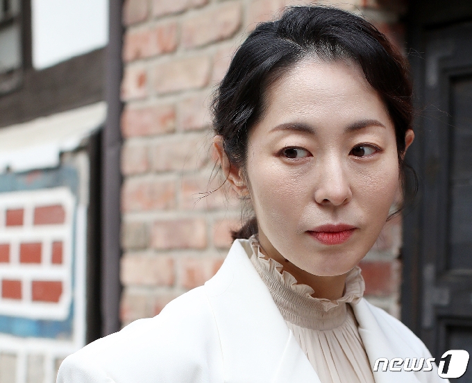 배우 강말금이 15일 서울 종로구 경복궁 인근 카페에서 열린 뉴스1과의 인터뷰에 앞서 포즈를 취하고 있다. 강말금은 최근 종영한 OCN 주말극 '미씽: 그들이 있었다'에 출연해 가슴 절절한 모성애를 섬세하게 표현해내며 호평을 받았다. 2020.10.15/뉴스1 © News1 김진환 기자