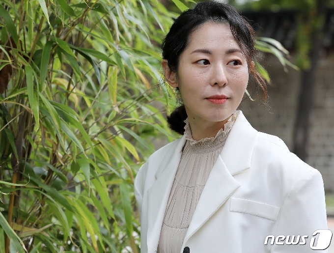 배우 강말금이 15일 서울 종로구 경복궁 인근 카페에서 열린 뉴스1과의 인터뷰에 앞서 포즈를 취하고 있다. 강말금은 최근 종영한 OCN 주말극 '미씽: 그들이 있었다'에 출연해 가슴 절절한 모성애를 섬세하게 표현해내며 호평을 받았다. 2020.10.15/뉴스1 © News1 김진환 기자
