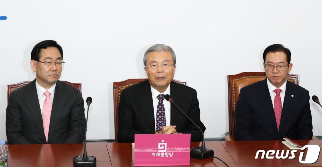 김종인 국민의힘 비상대책위원장(가운데)이 지난 6월 1일 비대위원장 취임 직후 첫 비대위 회의를 주재하고 있다. /사진=뉴스1.