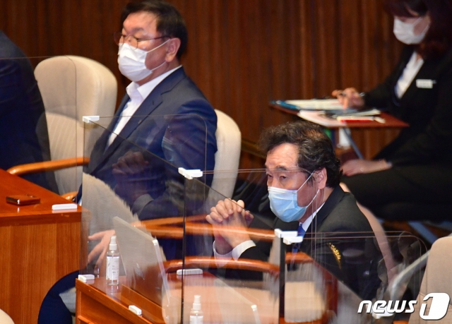 이낙연 더불어민주당 대표와 김태년 원내대표가 1일 오후 서울 여의도 국회에서 열린 제382회 국회(정기회) 개회식 및 1차 본회의에 참석해 자리에 앉아 있다. / 사진제공=뉴스1