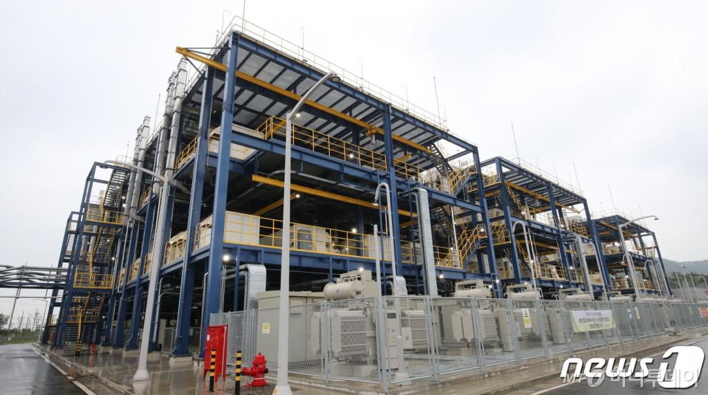 (서산=뉴스1) 김기태 기자 = 28일 오후 충남 서산 대산그린에너지에서 대산 수소연료전지 발전소 준공식이 열렸다. 사진은 수소연료전지 발전소 시설. 2020.7.28/뉴스1