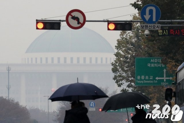 (서울=뉴스1) 신웅수 기자 = 김종철 정의당 대표가 15일 오전 서울 여의도 국회에서 열린 대표단 회의에서 발언하고 있다. 2020.10.15/뉴스1