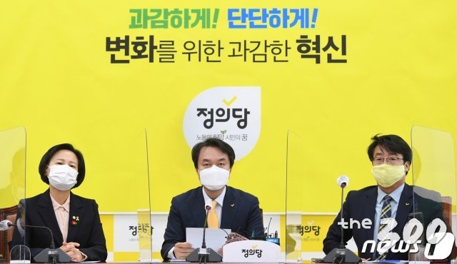 이낙연 더불어민주당 대표와 김태년 원내대표가 1일 오후 서울 여의도 국회에서 열린 제382회 국회(정기회) 개회식 및 1차 본회의에 참석해 자리에 앉아 있다. / 사진제공=뉴스1