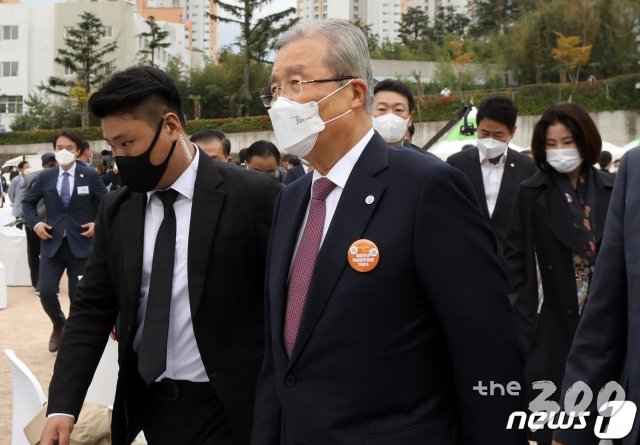 황교안 전 미래통합당 대표가 지난해 10월 25일 서울 광화문광장에서 문재인하야범국민투쟁본부 주최로 열린 제3차 범국민투쟁대회에서 태극기를 흔들고 있다. /사진=뉴스1.