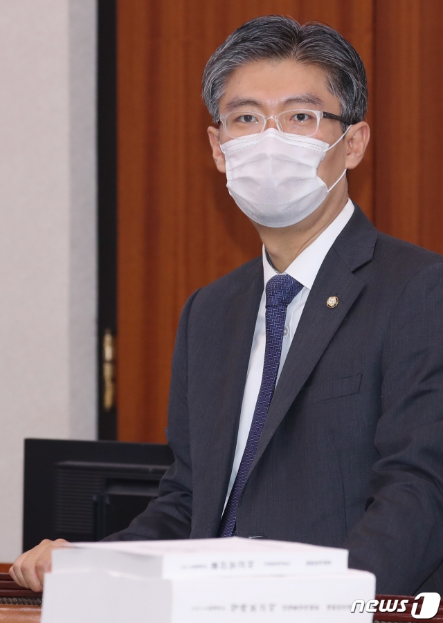 (서울=뉴스1) 신웅수 기자 = 조정훈 시대전환 의원이 26일 오전 서울 여의도 국회에서 열린 산업통상자원중소벤처기업위원회 예산결산소위원회에 참석하고 있다. 2020.8.26/뉴스1