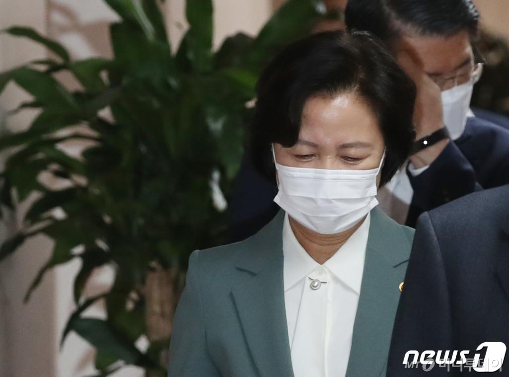 추미애 법무부장관이 20일 오전 서울 종로구 정부서울청사에서 열린 화상으로 열린 국무회의에 참석하고 있다./사진=뉴스1