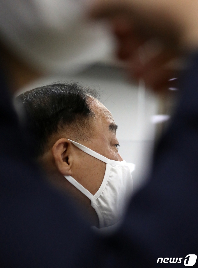 홍남기 부총리 겸 기획재정부 장관이 7일 정부세종청사에서 열린 국회 기획재정위원회의 기획재정부에 대한 국정감사에서 답변하고 있다. 홍남기 부총리는 이날 대주주 양도소득세 과세 기준에서 세대(가족) 합산 방식 변경을 검토하겠다고 밝혔다. /사진=뉴스1