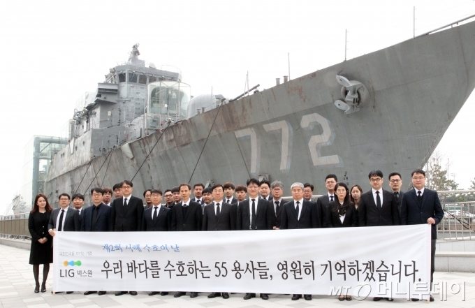 24일 서울 역삼동 KB손해보험 본사에서 개최된 KB손보 출범식에서 윤종규 KB금융 회장(왼쪽)과 김병헌 KB손보 초대 대표가 기념촬영을 하고 있다. /사진제공=KB손해보험