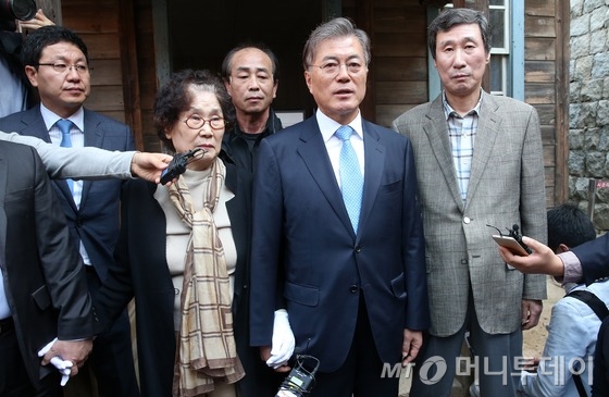 역사교과서 국정화 반대 행보를 이어가고 있는 새정치민주연합 문재인 대표가 15일 서울 서대문구 통일로 서대문형무소 역사관에서 고(故) 장준하 선생의 아들, 인혁당 사건 유가족 등 유신시대 희생자 유가족들과 함께 사형장을 둘러본 뒤 심경을 밝히고 있다. 서대문형무소는 지난 1975년 인혁당 사건 희생자들이 처형된 곳이다. 2015.10.15/뉴스1