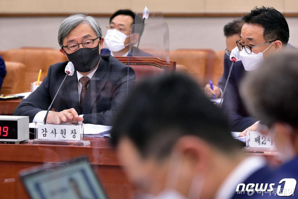 (서울=뉴스1) 신웅수 기자 = 최재형 감사원장이 15일 오후 서울 여의도 국회에서 열린 법제사법위원회의 감사원에 대한 국정감사에서 의원들의 질의에 답변하고 있다. 2020.10.15/뉴스1