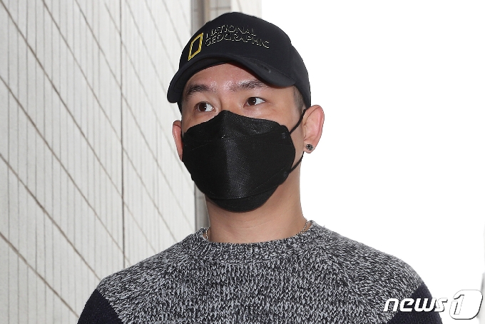 불법도박장 개설 혐의를 받는 개그맨 김형인이 21일 오전 서울 양천구 남부지방법원에서 열린 첫 공판기일에 참석하고 있다. 2020.10.21/뉴스1 © News1 김진환 기자