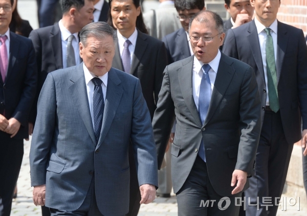 정몽구 현대차그룹 명예회장(왼쪽)과 정의선 현대차그룹 회장./사진=뉴시스