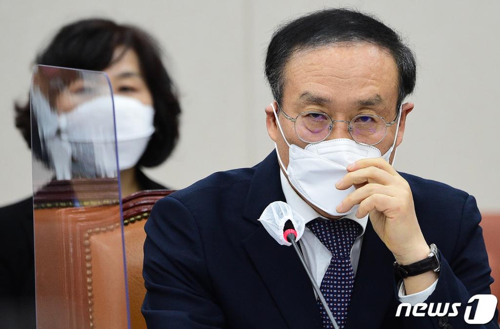(서울=뉴스1) 성동훈 기자 = 오세정 서울대학교 총장이 22일 국회에서 열린 교육위원회의 서울대학교 등에 대한 국정감사에서 굳은 표정을 짓고 있다. 2020.10.22/뉴스1