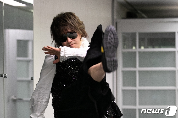 가수 김장훈이 서울 종로구 뉴스1 본사에서 인터뷰에 앞서 포즈를 취하고 있다.  © News1 이승배 기자