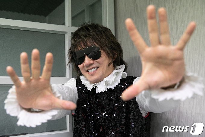 가수 김장훈이 서울 종로구 뉴스1 본사에서 인터뷰에 앞서 포즈를 취하고 있다.  © News1 이승배 기자