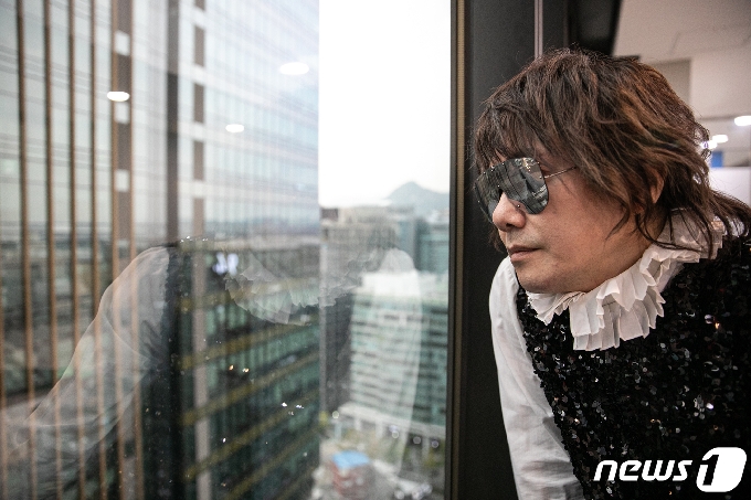 가수 김장훈이 서울 종로구 뉴스1 본사에서 인터뷰에 앞서 포즈를 취하고 있다.  © News1 이승배 기자