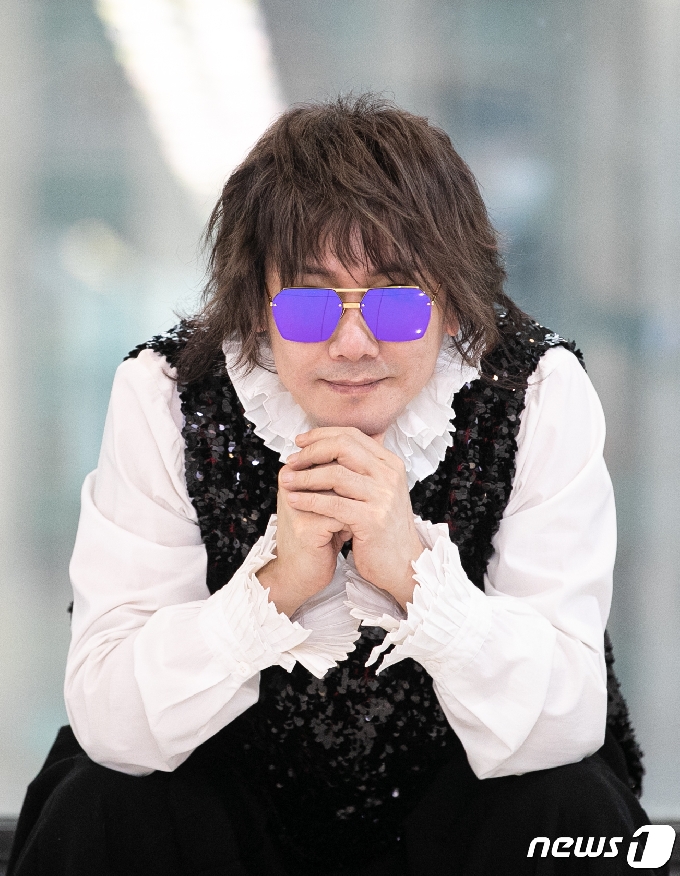 가수 김장훈이 서울 종로구 뉴스1 본사에서 인터뷰에 앞서 포즈를 취하고 있다.  © News1 이승배 기자