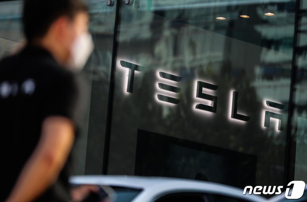 (서울=뉴스1) 허경 기자 = 테슬라의 배터리 기술·투자 설명회인 '배터리 데이'가 하루 앞으로 다가오면서 국내 배터리 업체들도 혁신적인 기술이 대거 공개될지 숨죽이며 주목하고 있다. 한국 업체들의 강력한 경쟁자가 될 수 있다는 관측이 나오는 가운데, 장기적으로는 기회가 될 것이란 의견도 나온다.  22일 업계에 따르면 테슬라는 오는 23일 오전 5시30분(현지시간 22일 오후 1시30분) 주주총회를 개최한 직후 '배터리 데이'를 열 예정이다.사진은 이날 서울 청담동의 테슬라 매장. 2020.9.22/뉴스1