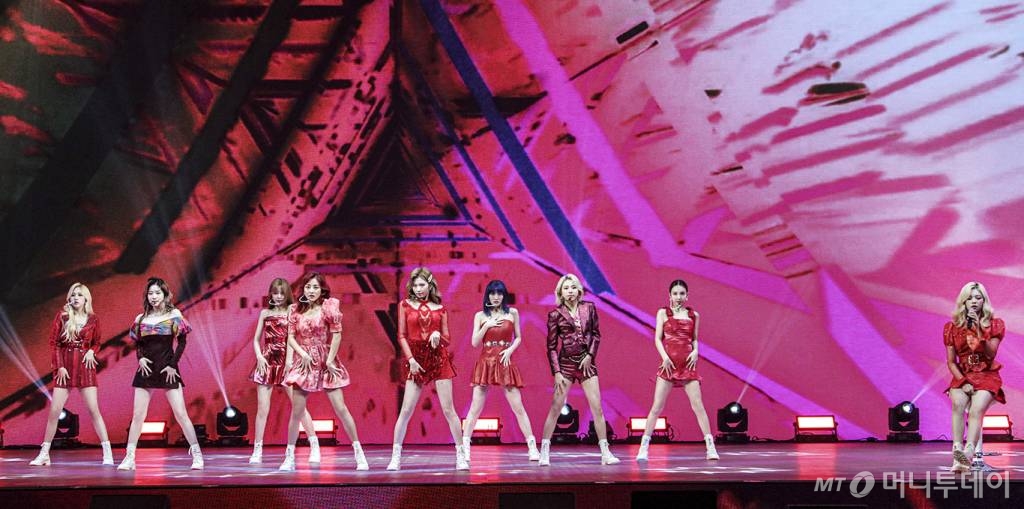 걸그룹 트와이스가 9일 네이버 VLIVE(브이라이브)를 통해 진행된 단독 온택트 콘서트 'Beyond LIVE - TWICE : World in A Day'(비욘드 라이브 - 트와이스 : 월드 인 어 데이'에서 멋진 공연을 선보이고 있다. / 사진 = JYP엔터테인먼트 제공 / 사진=김창현 기자 chmt@