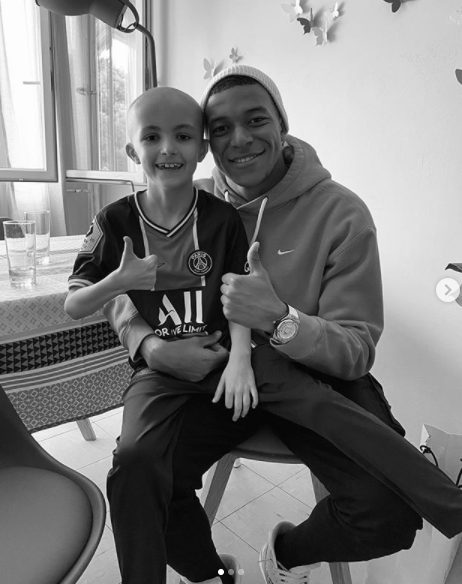 음바페(오른쪽)와 엄지를 치켜세우며 환하게 웃고 있는 루카스. /사진=음바페 인스타그램