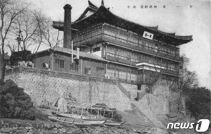 일제강점기에 대동강변 고구려 성벽 위에 들어선 조선요리집 동일관의 모습. 현재 옥류관이 있는 자리로, 지금은 성벽 자체가 대부분 유실됐다. (미디어한국학 제공) 2020.10.24. © 뉴스1