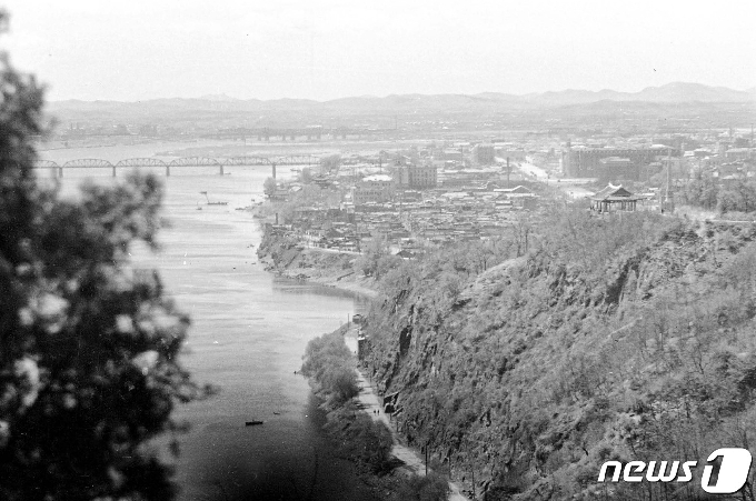 1955년 경 모란봉 최승대에서 촬영한 대동교, 모란봉과 평양 중심부의 모습. 6·25전쟁으로 대부분의 건물과 산림이 파괴되고, 청류정, 대동문 등의 문루들도 피해를 입었다. (미디어한국학 제공) 2020.10.24. © 뉴스1