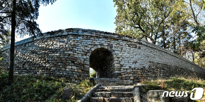 평양성 북성의 동암문 바깥 성벽 전경. 현재까지 고구려 성벽이 가장 잘 남아 있는 지역이다. 암문은 평상시에는 막아두었다가 왜적이 침입할 때마다 적정을 탐지하거나 적을 기습하는 등 유사시에만 사용했다. (미디어한국학 제공) 2020.10.24. © 뉴스1