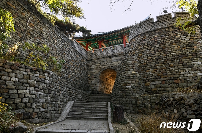 평양성 내성의 북문인 칠성문과 바깥에 세워진 옹벽의 모습. (미디어한국학 제공) 2020.10.24.© 뉴스1