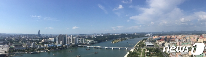 주체사상탑 전망대에서 본 평양 중심부의 모습. 사진 가장 오른쪽 멀리 보이는 곳이 평양 천도 후 고구려의 첫 수도성(대성산성과 안학궁)이 있던 대성산이고, 중앙의 방송탑 앞쪽으로 보이는 산이 모란봉으로 천도 후 평양성의 외성(외성)이 있던 지역이다. 사진상 대동강가에 있는 유람선에서 멀리 높게 보이는 류경호텔 앞쪽 보통강을 동쪽으로 모란봉 중턱 모란봉극장까지를 에워싼 성벽이 내성(內城)구역, 김일성광장부터 북서쪽에 있는 해방산과 창광산을 포괄하는 지역이 중성(中城)구역에 해당한다. (미디어한국학 제공) 2020.10.24.© 뉴스1