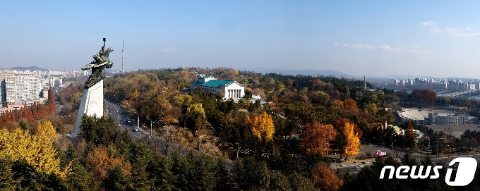 만수대언덕에서 바라다 본 모란봉 전경. 고구려 때 평양성의 북성이 있던 곳으로, 도로가 나서면 성벽이 끊어졌지만 도로 오른쪽으로 평양성곽의 흔적들이 남아 있다. 중앙에 보이는 건물이 모란봉극장으로 1948년 4월 김구(金九), 김규식(金奎植) 등 남측인사들이 참석한 가운데 남북연석회의가 열렸던 곳이다. (미디어한국학 제공) 2020.10.24.© 뉴스1