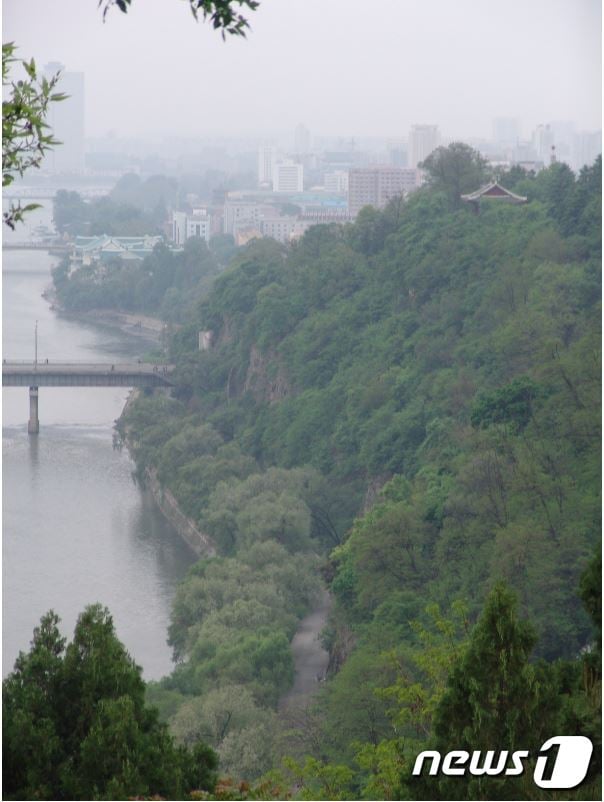 금수산 정상에 있는 최승대에서 내려다 본 청류벽(淸流壁). 평양성의 외성이 있던 금수산 동쪽은 대동강과 접해 있고, 예로부터 ‘청류벽’이라고 부르는 절벽으로 이뤄져 천혜의 요새를 이루고 있다. 위쪽으로 북한이 새로 세운 감찬정이 보인다. (미디어한국학 제공) 2020.10.24.© 뉴스1
