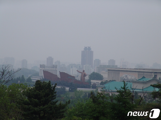 모란봉 을밀대에서 내려다 본 만수대언덕의 김일성 동상과 조선혁명박물관. 고구려 때 평양성에 도읍하면서 왕이 기거하던 궁이 있던 자리로 추정된다. (미디어한국학 제공) 2020.10.24.© 뉴스1