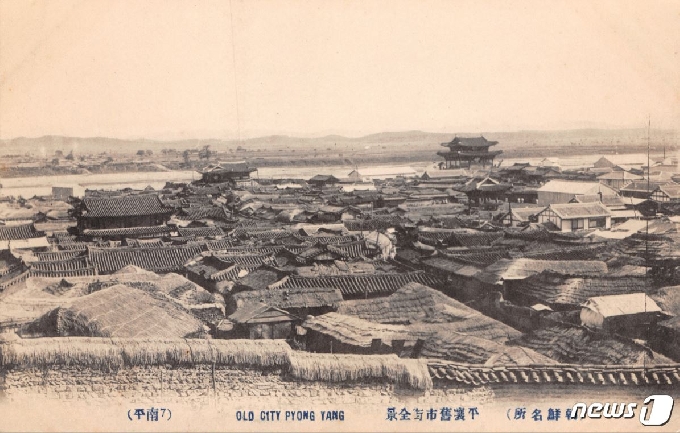 일제강점기 대동강변 대동문(오른쪽), 연광정과 평양성 내성구역의 건물과 기와집들. 지금은 대동문과 연광정을 제외하고 모두 사라졌다. 그나마 대동문의 서쪽에 있던 평양성 내성의 서문 정해문의 문루는 1927년에 모란봉으로 옮겨져 ‘청류정’이란 이름으로 지금까지 남아 있다. (미디어한국학 제공) 2020.10.24.© 뉴스1