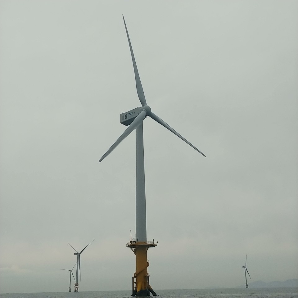 서남해풍력단지에 설치된 풍력발전기 최고높이는 남산타워 4층 높이와 비슷하다/사진=안재용 기자