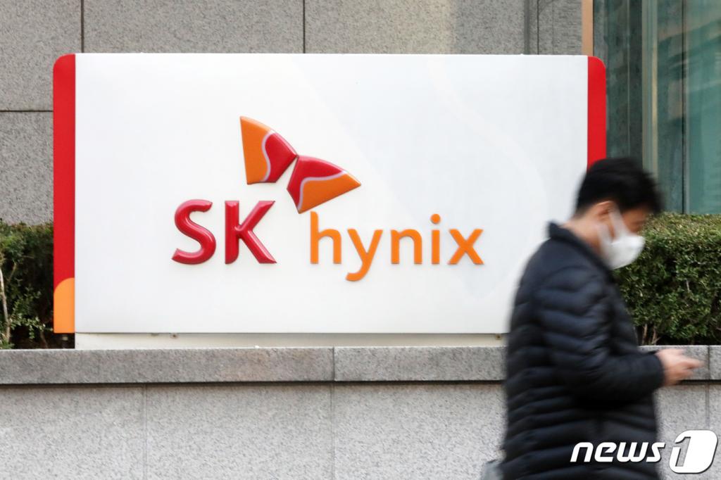 20일 SK하이닉스는 미국 인텔의 NSG 사업부문에서 옵테인을 제외한 낸드플래시 사업 전체를 인수한다고 밝혔다. 계약 규모는 90억달러, 우리 돈으로 10조3104억원에 달하며 이는 올 상반기 SK하이닉스의 매출(15조원)에 맞먹는 수준이다.  사진은 이날 경기도 성남시 분당구 SK 하이닉스 분당사무소의 모습. /사진=뉴스1