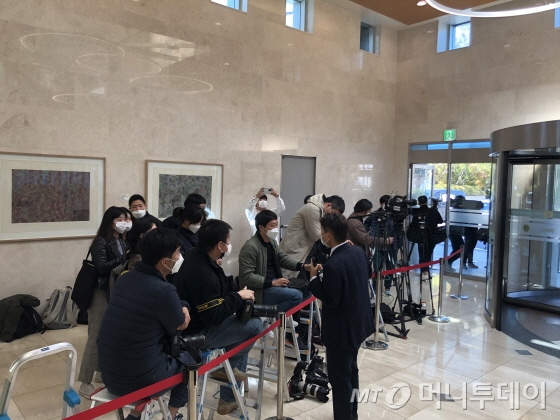 이건희 회장 장례식이 치러질 삼성서울병원 로비에 모인 취재진.