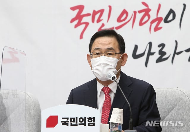 [서울=뉴시스] 김진아 기자 = 주호영 국민의힘 원내대표가 23일 서울 여의도 국회에서 열린 국정감사 대책회의에서 발언하고 있다. (공동취재사진) 2020.10.23.   photo@newsis.com