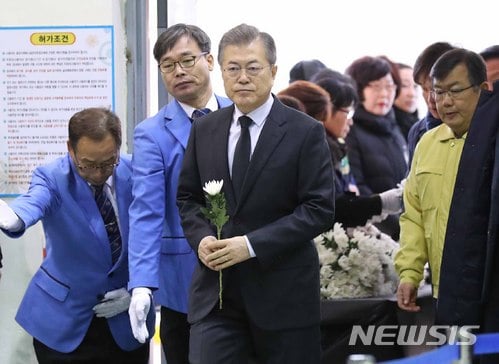 【밀양=뉴시스】전신 기자 = 문재인 대통령이 27일 경남 밀양시 삼문동 밀양문화체육회관에 마련된 세종병원 화재 참사 합동 분향소로 들어서고 있다. 2018.01.27.   photo1006@newsis.com