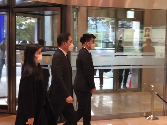 이재용 삼성전자 부회장이 25일 오후 서울 강남구 일원동 삼성서울병원 장례식장에 입장하고 있다/사진=이정혁 기자