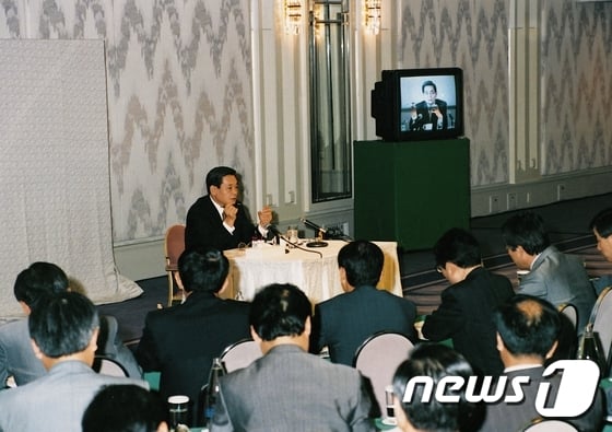 이건희 삼성그룹 회장이 25일 서울 일원동 서울삼성병원에서 별세했다. 향년 78세. 1942년 에서 태어난 고인(故人)은 부친인 이병철 삼성창업주 별세 이후 1987년 삼성그룹 2대 회장에 올라 삼성그룹을 이끌었다. 사진은 1993년 이건희 삼성전자 회장이 임원진들에게 '신경영' 구상을 설명하고 있다. (삼성전자 제공)2020.10.25/뉴스1