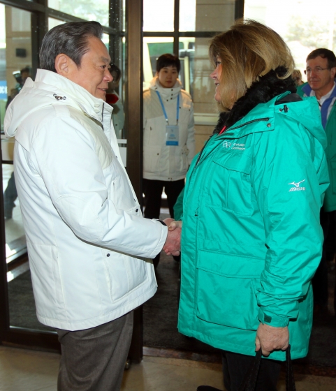 2011년 2월 이건희 삼성전자 회장이 강원도 평창 보광 휘닉스파크에서 평창동계올림픽 후보지 IOC 조사평가단장 구닐라 린드버그와 현장을 둘러본 뒤 악수를 나누고 있다.