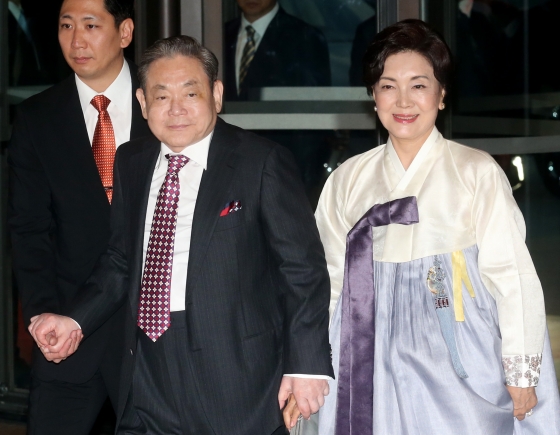 2013년 10월 홍라희 여사와 함께 삼성 신경영 20주년 만찬에 참석중인 이건희 삼성전자 회장.