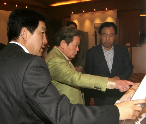 이건희 삼성 회장이 2005년 이탈리아 밀라노에 삼성 사장단을 불러 밀라노 전략회의를 열었다. 전시회를 둘러보며 디자인경영 등을 강조하는 모습.