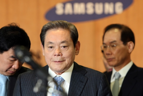 2008년 4월 당시 삼성 특검으로 이건희 삼성 회장이 서울 태평로 삼성본관에서 경영쇄신안을 발표중인 모습.