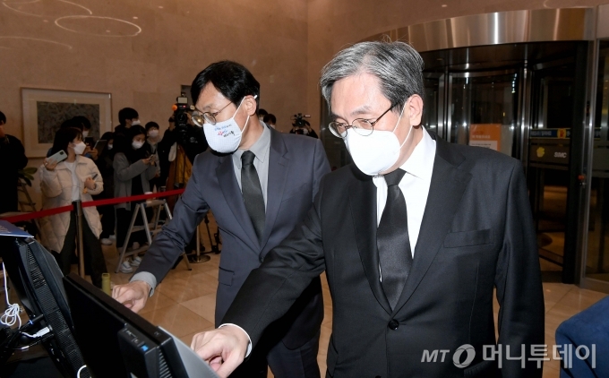 이건희 삼성그룹 회장이 별세한 25일 오후 서울 강남구 삼성서울병원 장례식장에 마련된 이 회장의 빈소에 노영민 대통령비서실장과 이호승 경제수석이 들어서고 있다. / 사진=김휘선 기자 hwijpg@