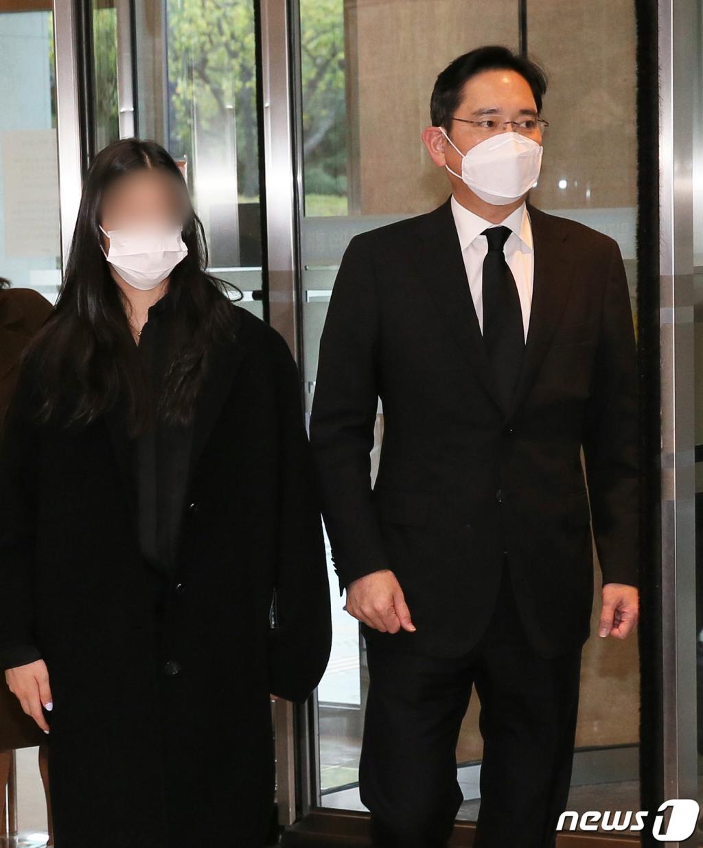 이재용 삼성전자 부회장이 25일 오후 故 이건희 삼성그룹 회장 빈소가 마련된 서울 삼성병원 장례식장에 들어서고 있다. /사진=뉴스1
