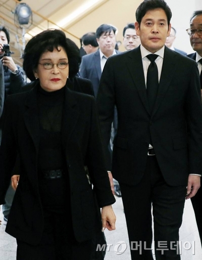 이명희 신세계 회장과 정용진 신세계 부회장 / 사진=김창현 기자 chmt@