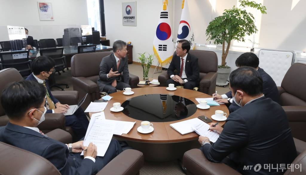 23일 정부서울청사에서 홍선근 머니투데이 미디어그룹 회장과 성윤모 산업통상자원부 장관 그린뉴딜(수소) 대담 / 사진=홍봉진기자 honggga@